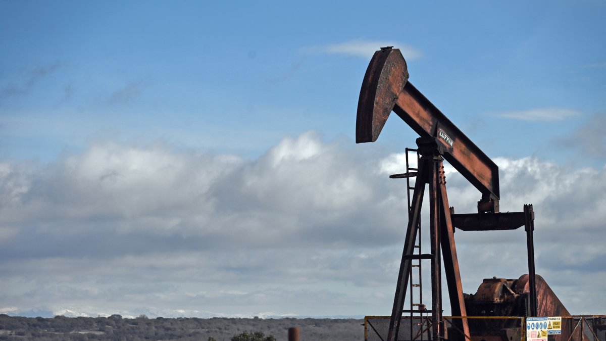 El entorno mantiene intacta la explotación con las torres de perforación. En su interior se explica el proceso de extracción de crudo.