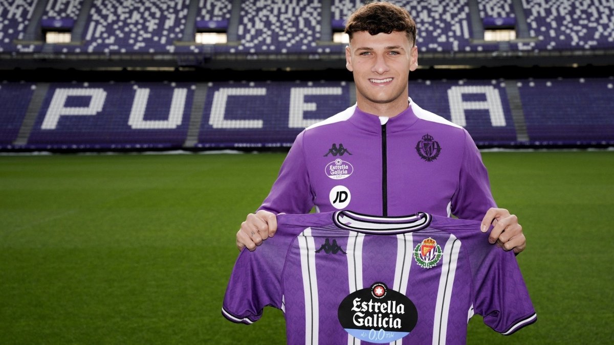 Jorge Delgado posa tras su renovación de contrato.