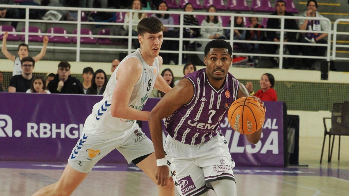 Shemar Wilson sube el balón ante Ondrej Hustak.