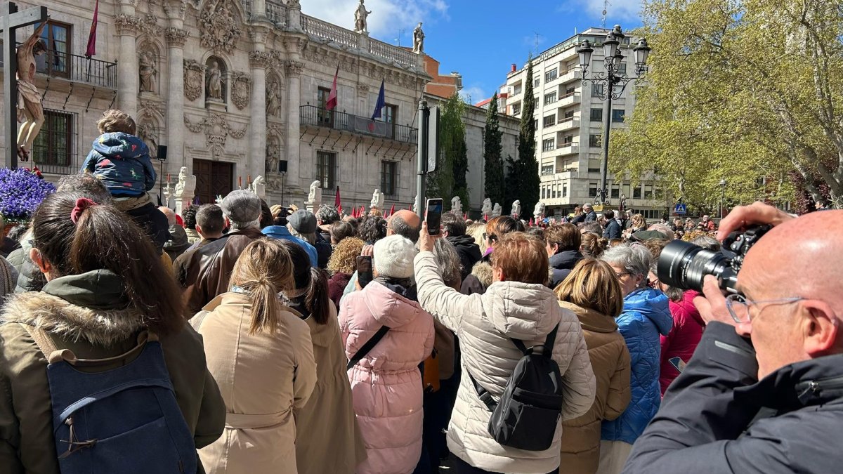 Jesús Julio Carnero toma una fotografía en la procesión del Santísimo Cristo de la Luz.