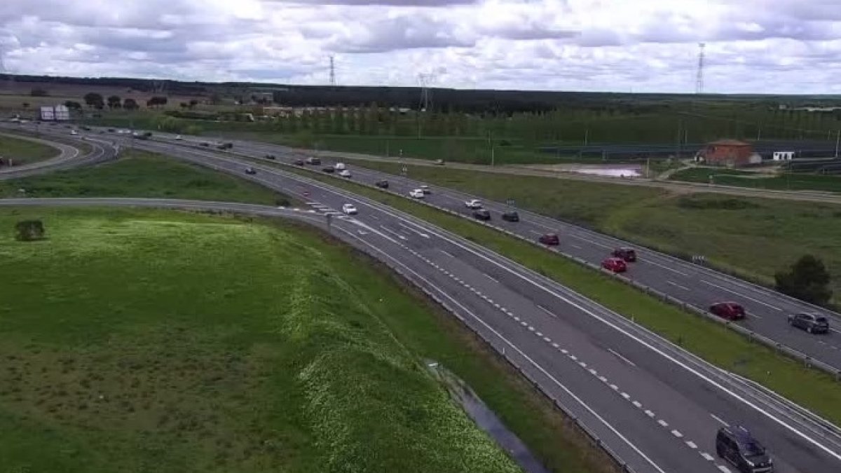 Tráfico denso en la A-6 a la altura de Tordesillas.