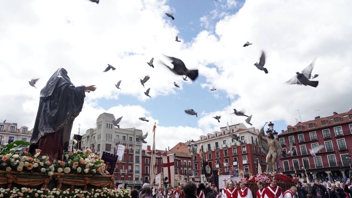 Procesión del Encuentro de Jesús Resucitado con la Virgen de la Alegría en Valladolid.