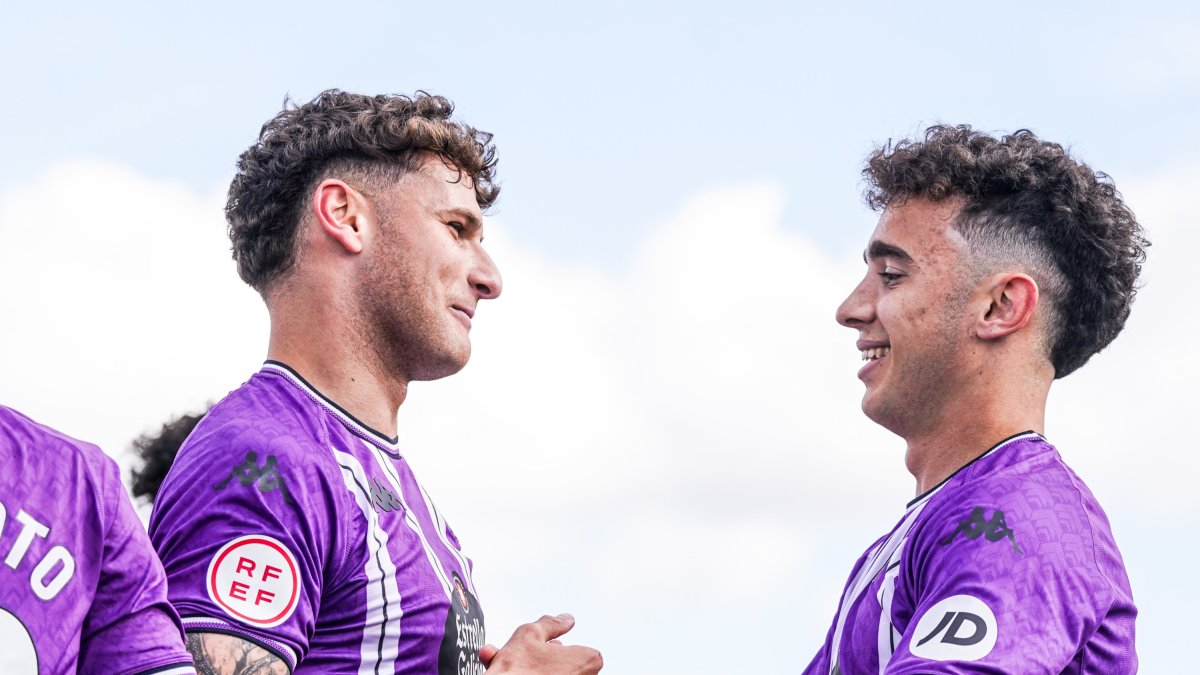 Jorge Delgado celebra su gol al Ávila junto a Sesé.