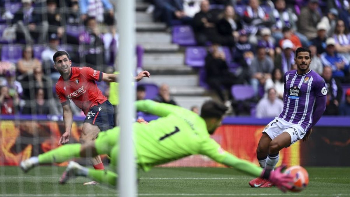 Areso pone el centro para el 0-2, obra de Rubén García, con Silva mirando y Ferreira saliendo tarde a tapar.