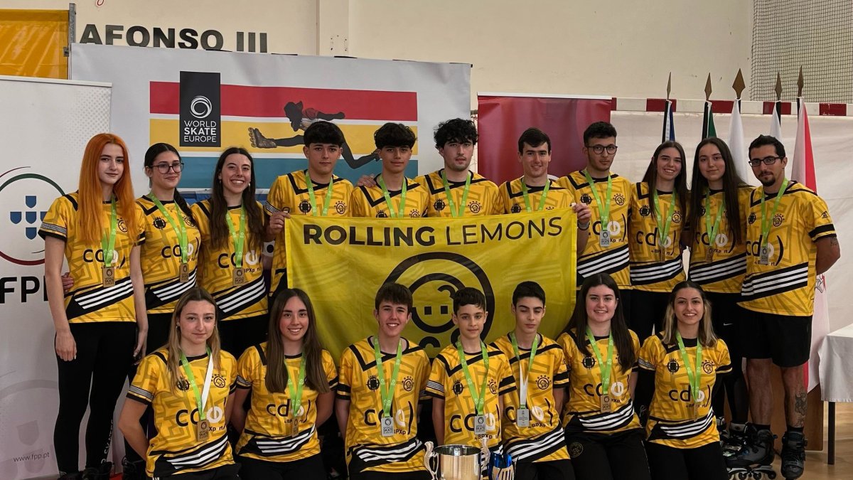 Los equipos masculino y femenino del CDO Rolling Lemons, con sus trofeos.