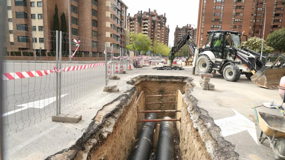 Calle Hernando de Acuña cortada por las obras de la red de calor