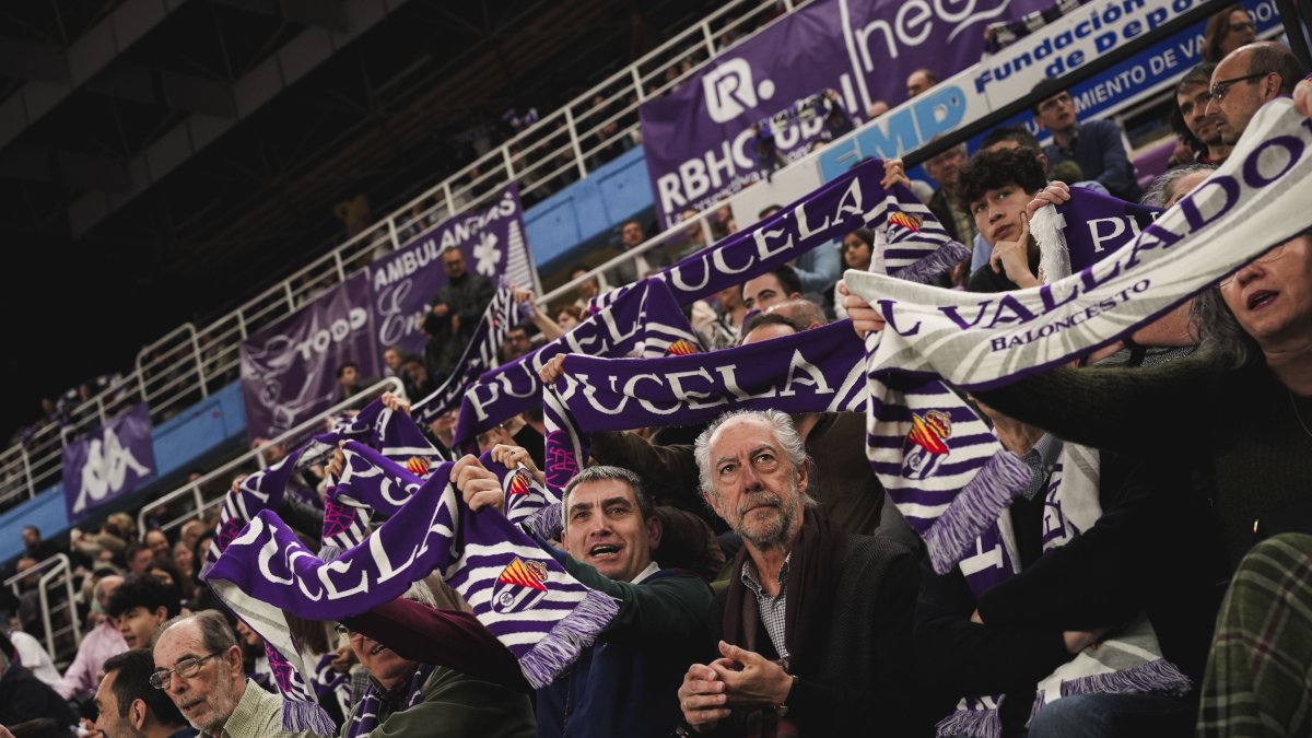 Aficionados blanquivioleta en una grada del polideportivo Pisuerga.