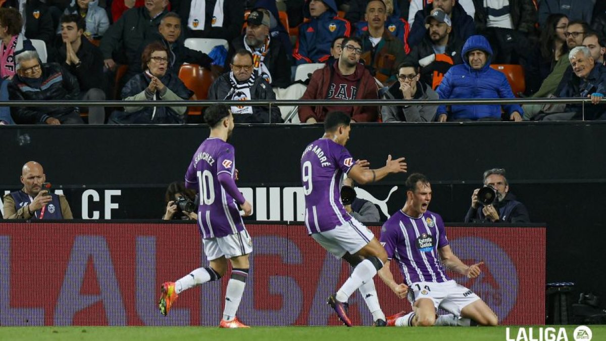Latasa celebra su gol al Valencia marcado en marzo, junto a Marcos André e Iván Sánchez.