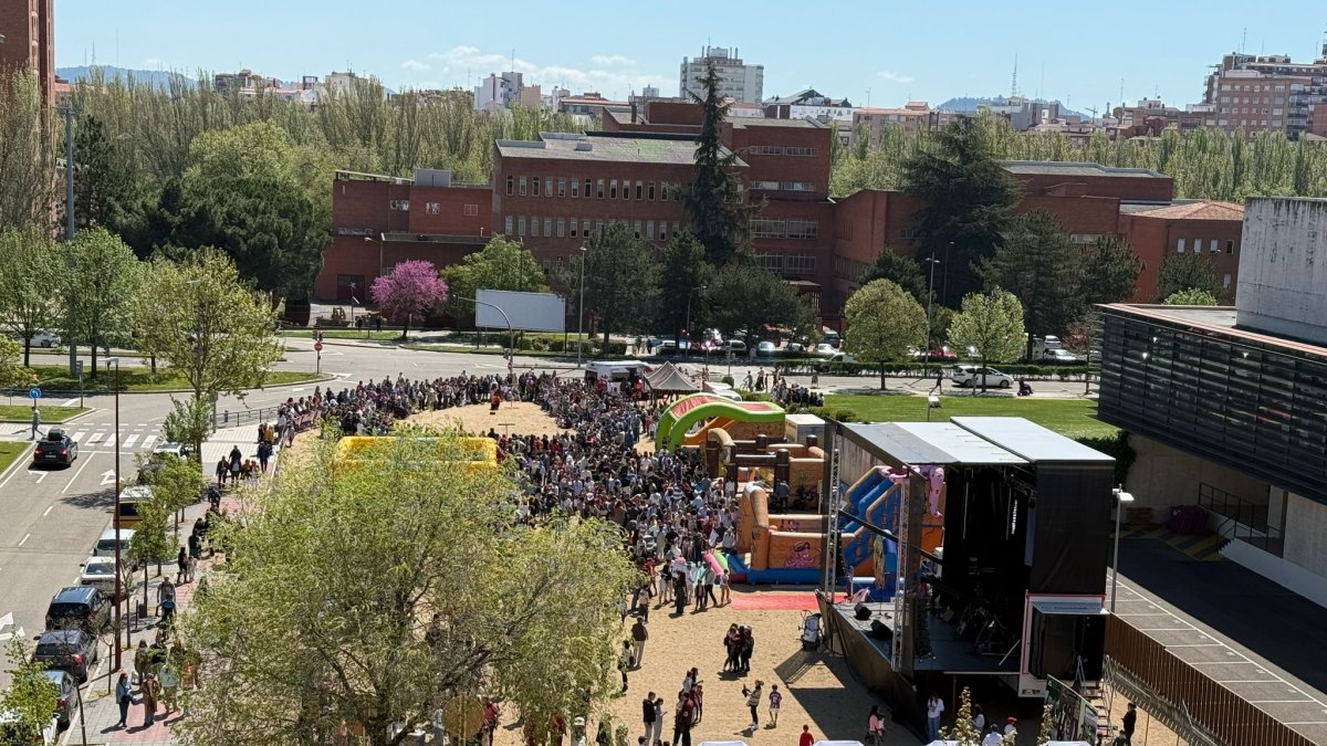Colas de personas para disfrutar de los hinchables en los alrededores de Las Cortes.