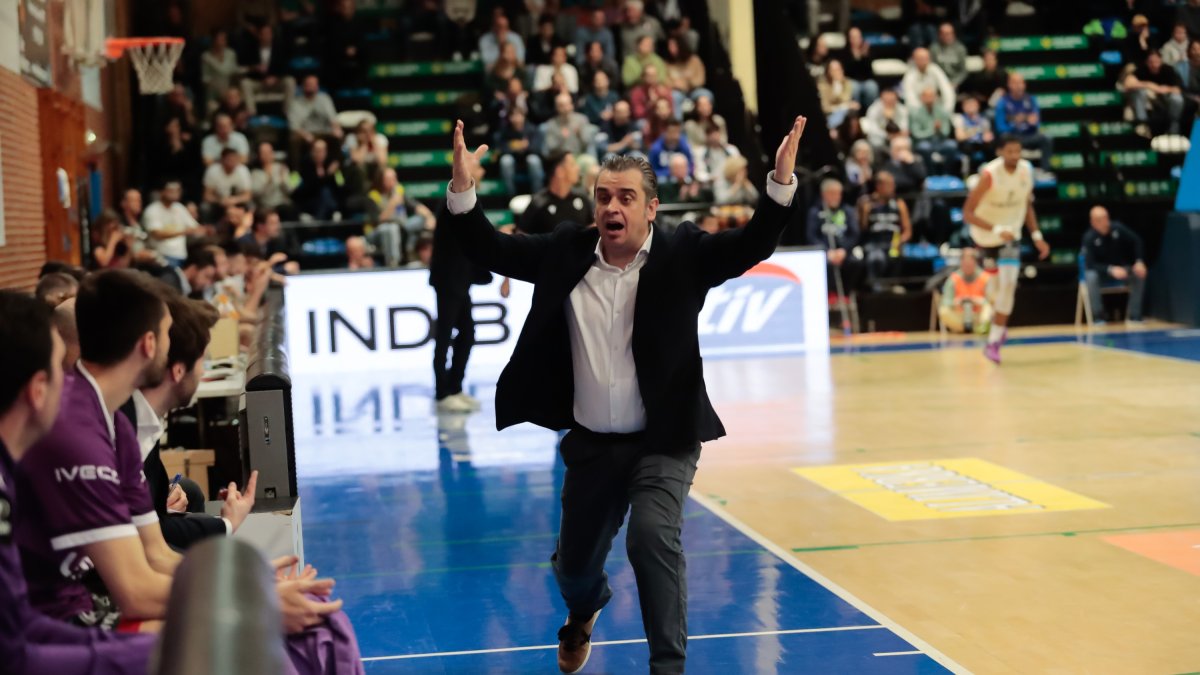 Iñaki Martin gesticula en el partido disputado en Oviedo.Foto.: LOF/Aurelio Flórez