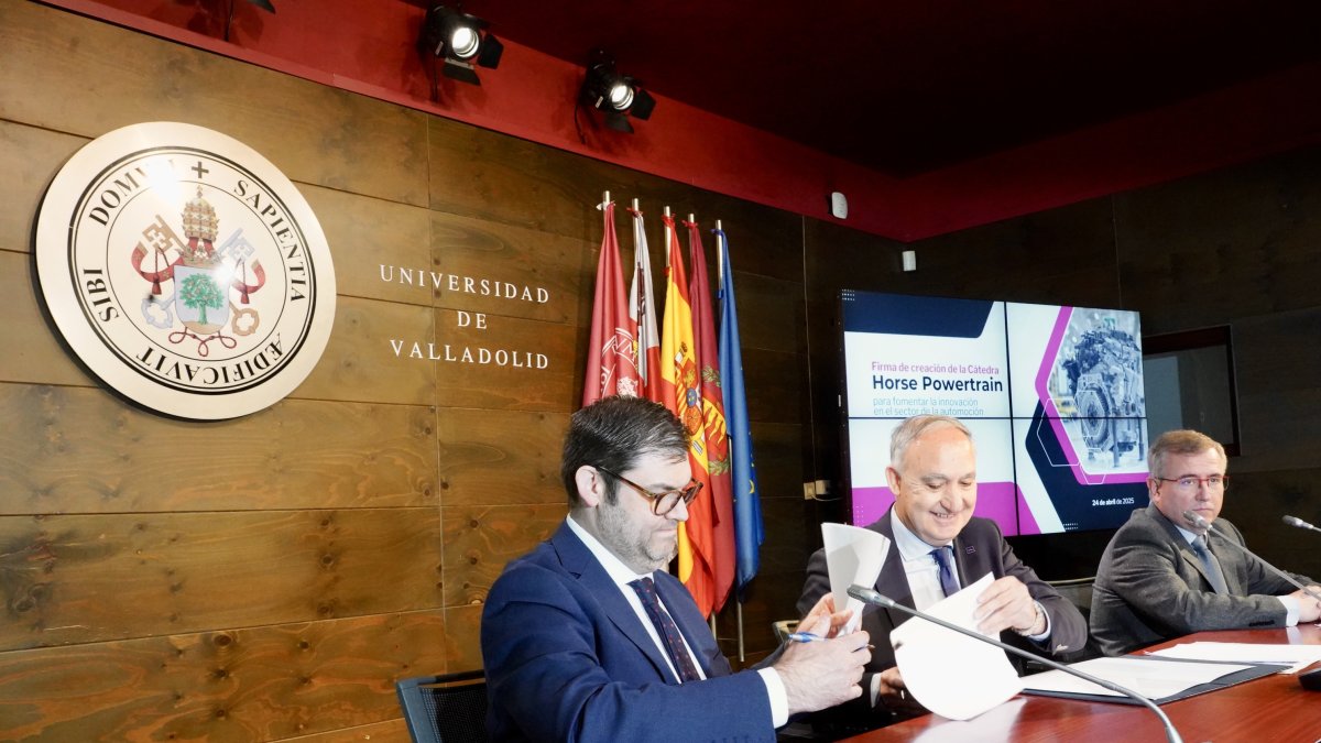 El rector de la Universidad de Valladolid, Antonio Largo, y el director de Recursos Humanos para España y Europa de la compañía Horse, Francisco Arranz, firman el convenio por el que se crea la Cátedra Horse Powertrain, junto a su director Gregorio Sainz.