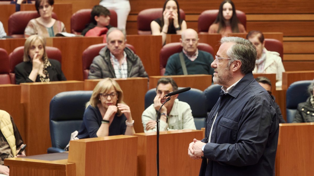 El presidente de las Cortes, Carlos Pollán, durante la jornada de puertas abiertas.