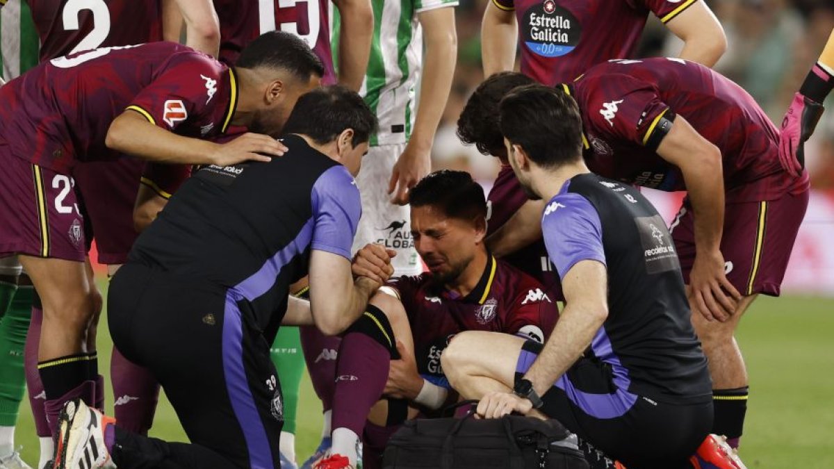 Javi Sánchez, entre lágrimas, se queja de su rodilla derecha de manera ostensible.
