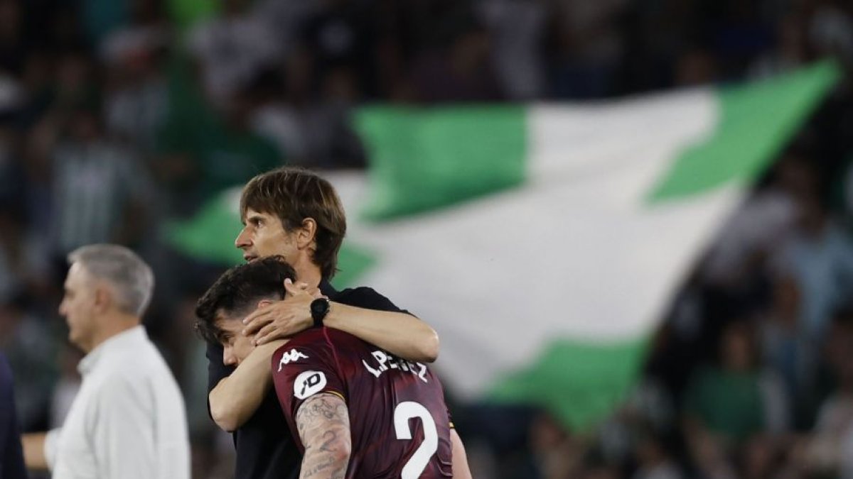 Álvaro Rubio consuela a Luis Pérez, quien fue de forma increíble titular en el Benito Villamarín.