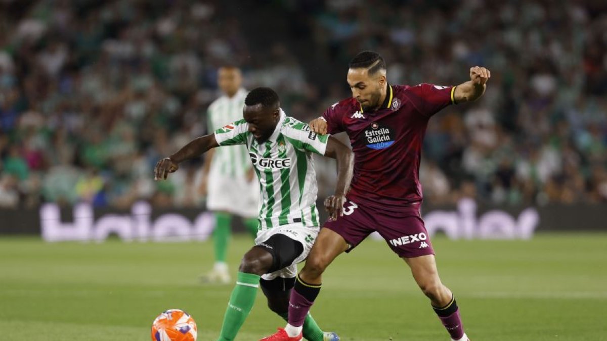 Anuar Tuhami en una acción del partido ante el Real Betis.