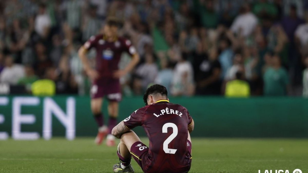 Luis Pérez, en el suelo abatido, tras certificarse matemáticamente el descenso a Segunda.
