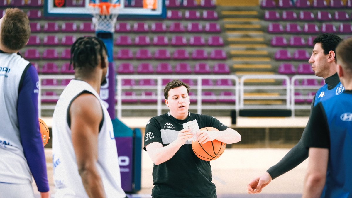 Alejandro Paniagua da instrucciones a sus jugadores.