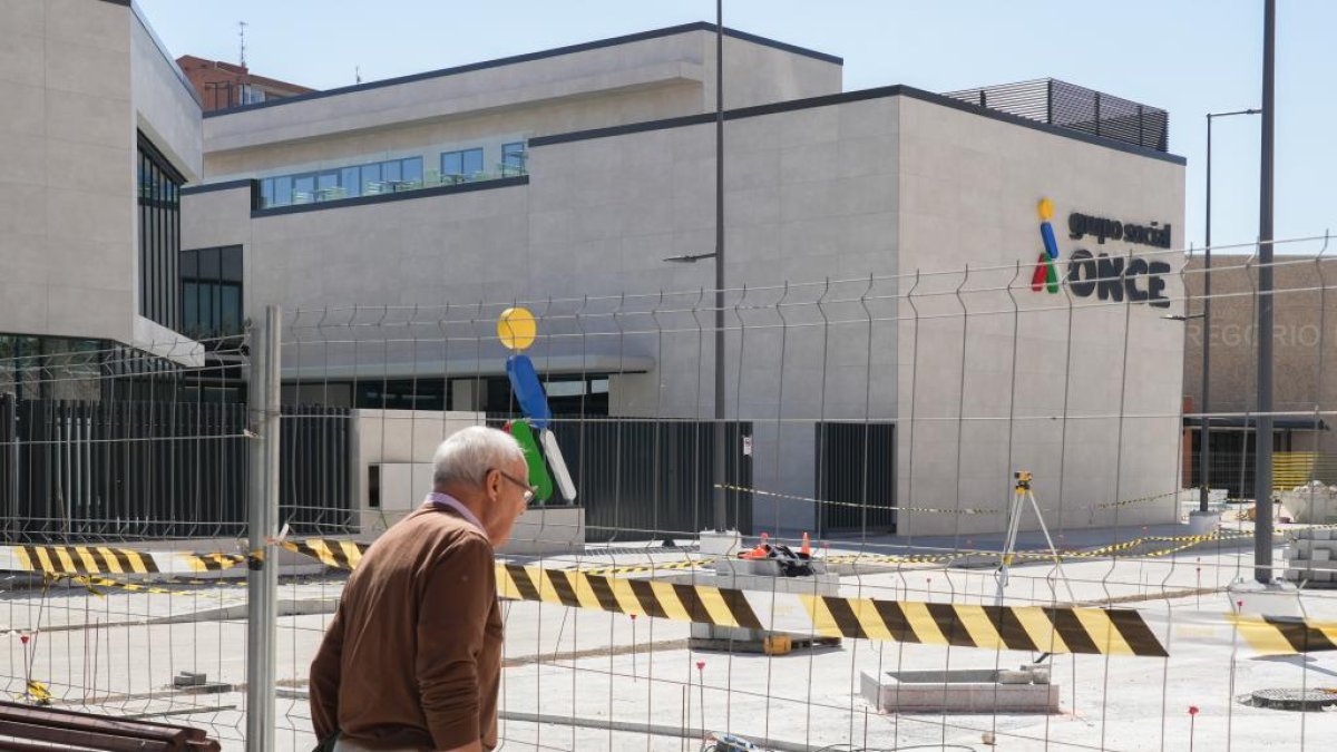 Un persona contempla los remates en la nueva sede de la ONCE en Valladolid