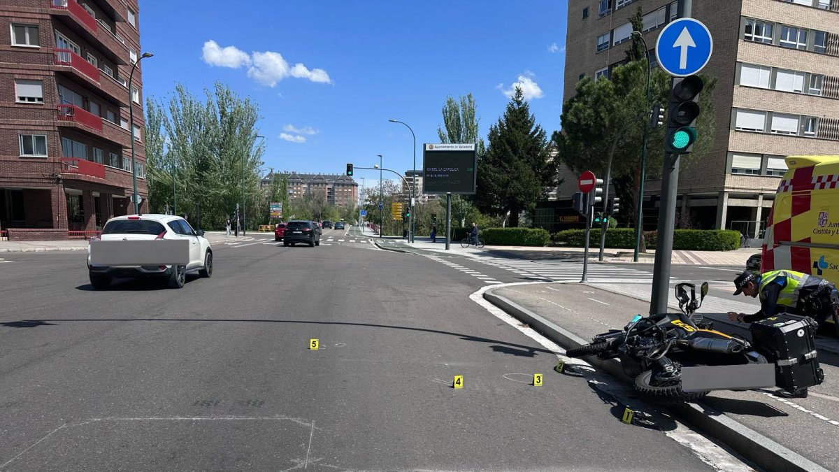 La moto, en el lugar del atropello en la calle Gloria Fuertes de Valladolid.