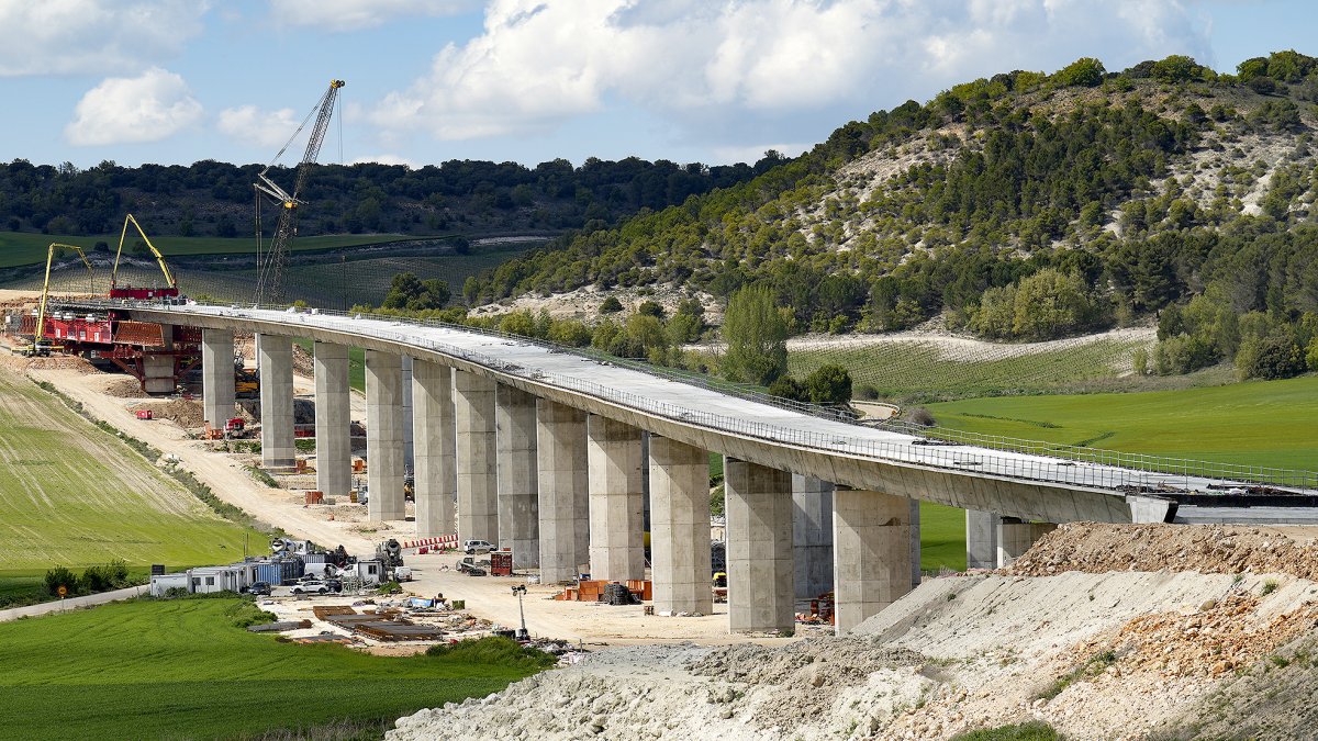 Estado de las obras del viaducto del Páramo, en el tramo entre Quintanilla y Olivares de la Autovía del Duero en Valladolid.