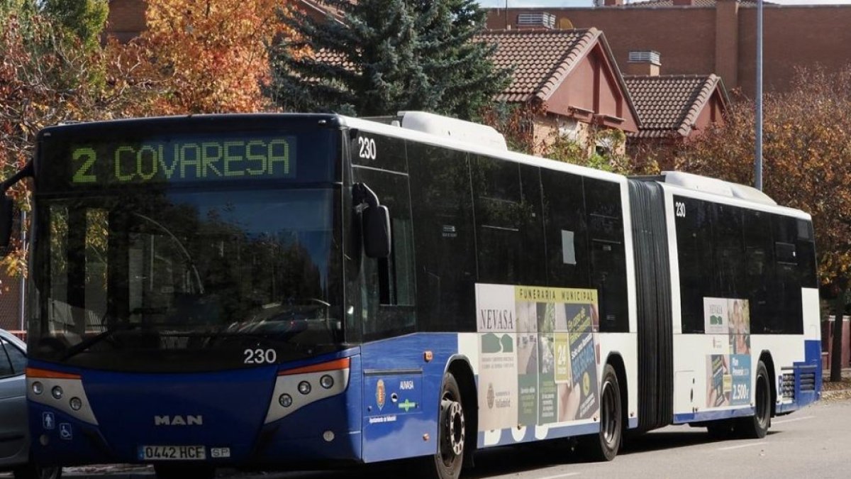 Autobús de Auvasa durante uno de sus recorridos en una imagen de archivo.