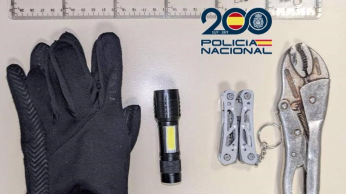 Herramientas y guantes utilizados por el detenido para cometer los robos.