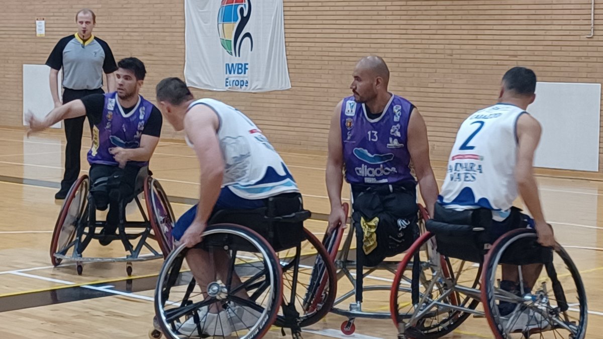 Un momento del partido entre Fundación Aliados y Porto Torres.