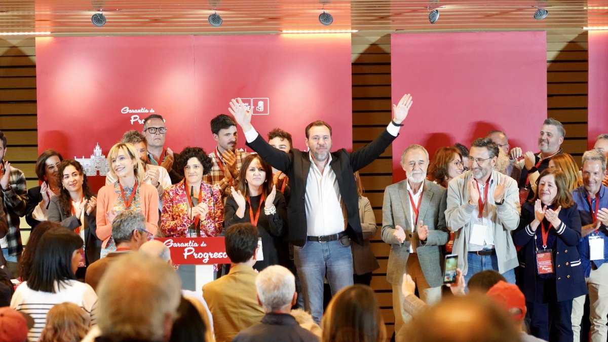 Óscar Puente, con su nueva ejecutiva en el PSOE de Valladolid.