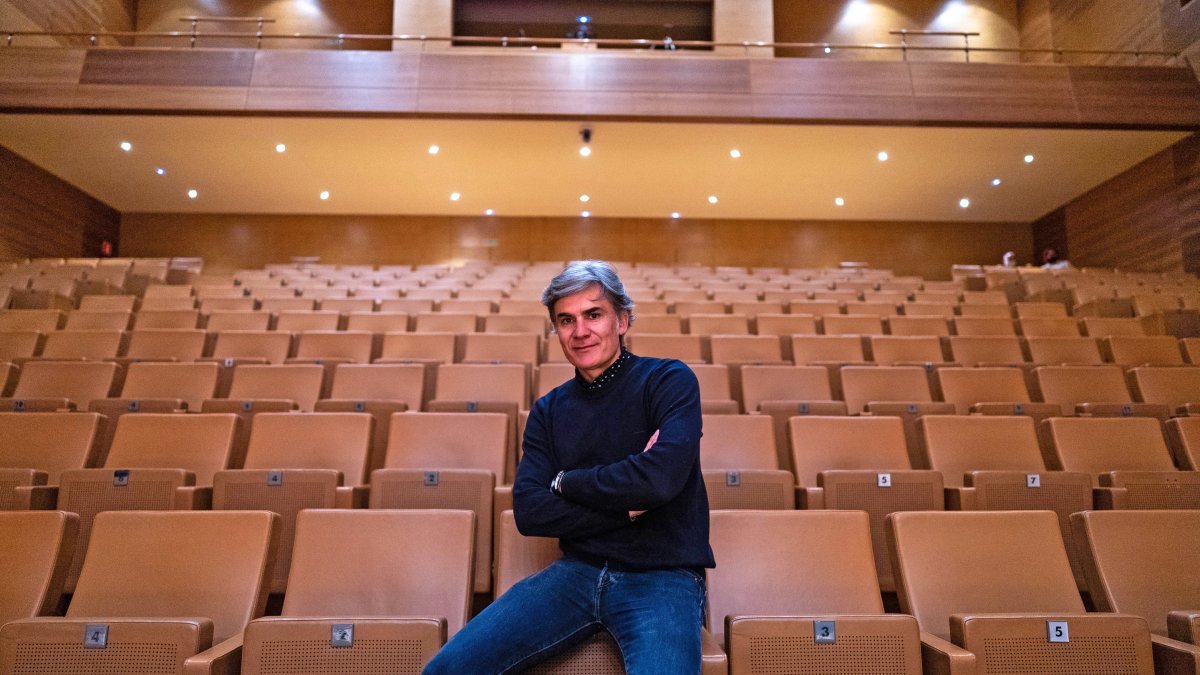 Nando Agüeros posa en el auditorio Miguel Delibes