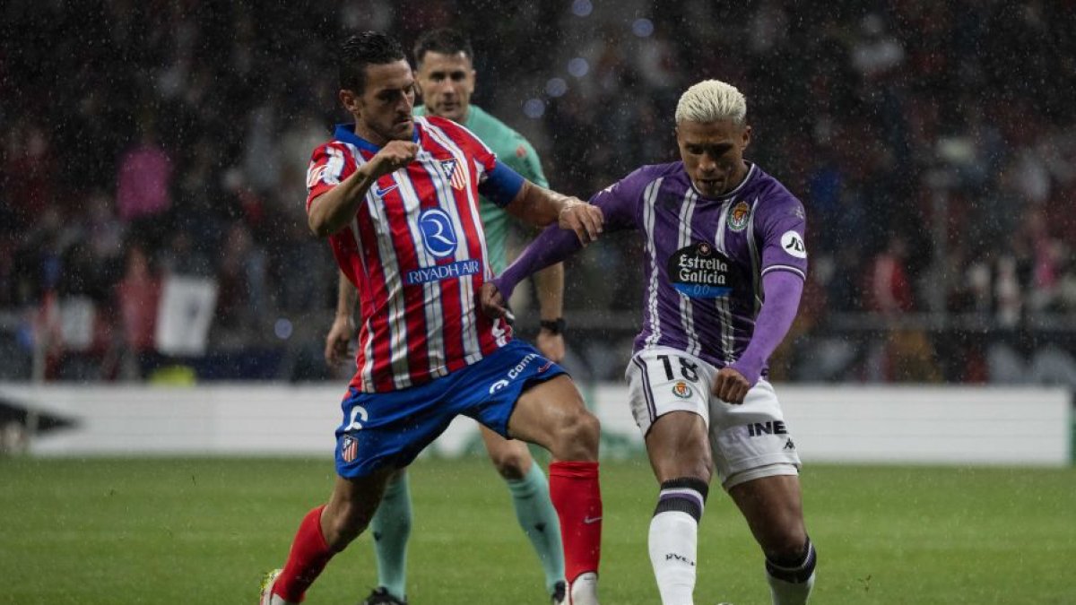 Machis conduce el balón ante Koke, capitán del Atlético.