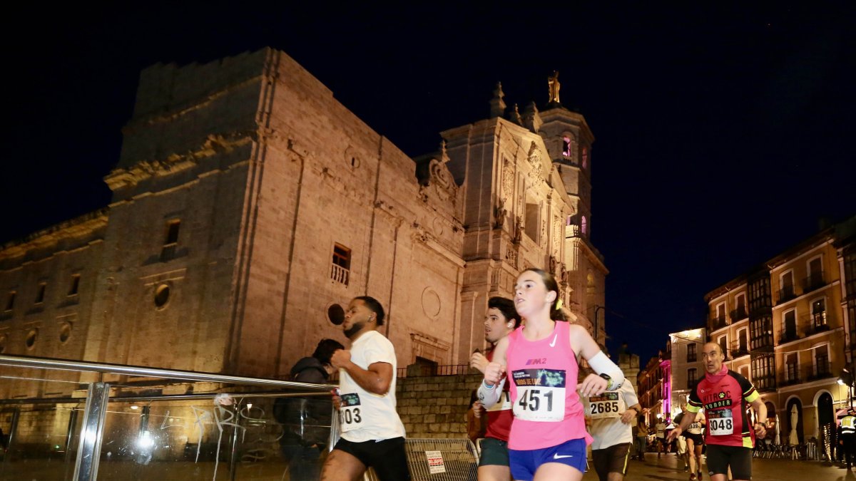 Corredores al paso por la Catedral.