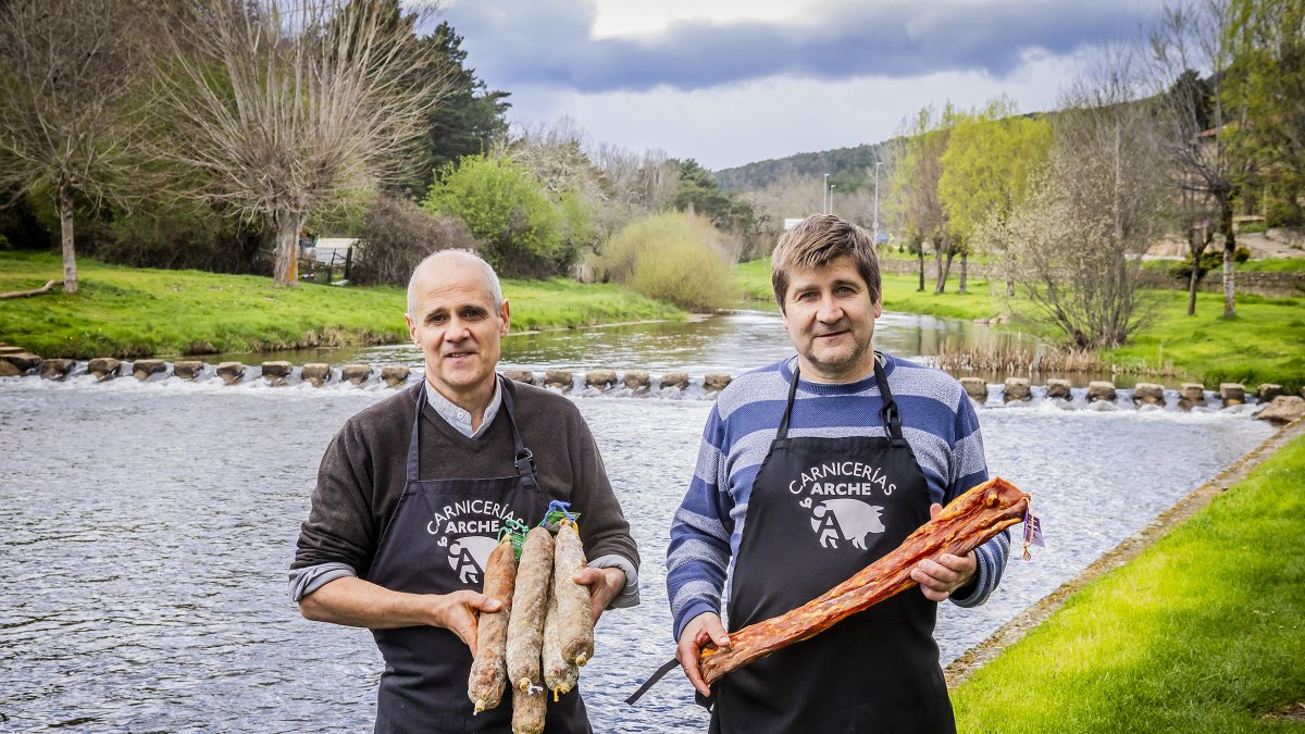 Alfonso y Javier Arche posan en el entorno de sus embutidos: Pinares y un Duero aún niño.