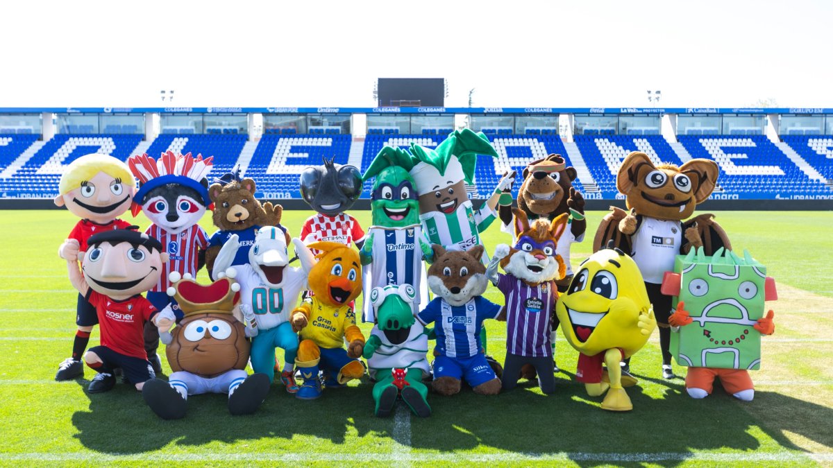 Las mascotas de la Liga en Butarque para la II edición de su particular competición.