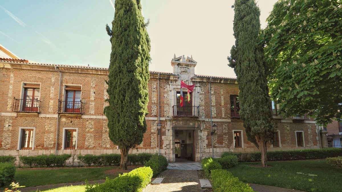 Fachada del colegio mayor Santa Cruz.