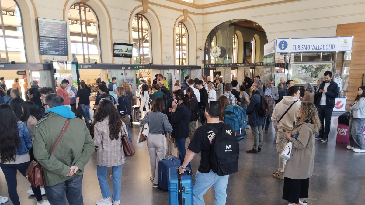 Personas en la estación de trenes de Valladolid