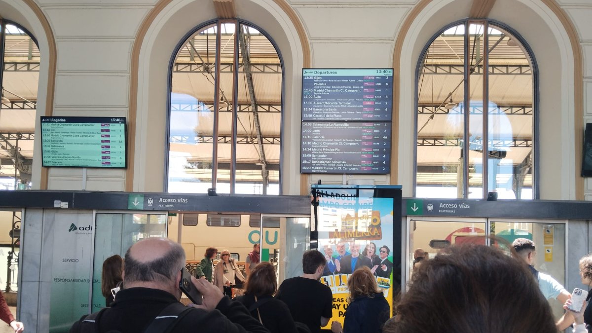 Caos en la estación de trenes de Valladolid por el apagón.