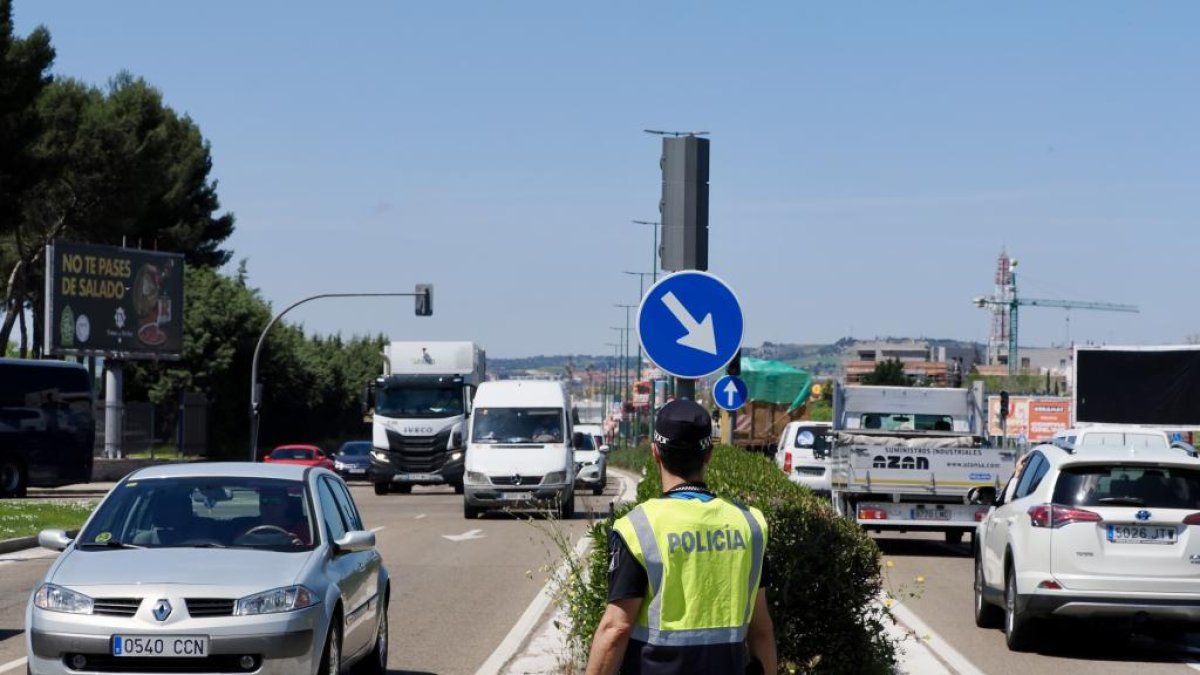 Un policía regula el tráfico en Valladolid por el apagón eléctrico masivo.