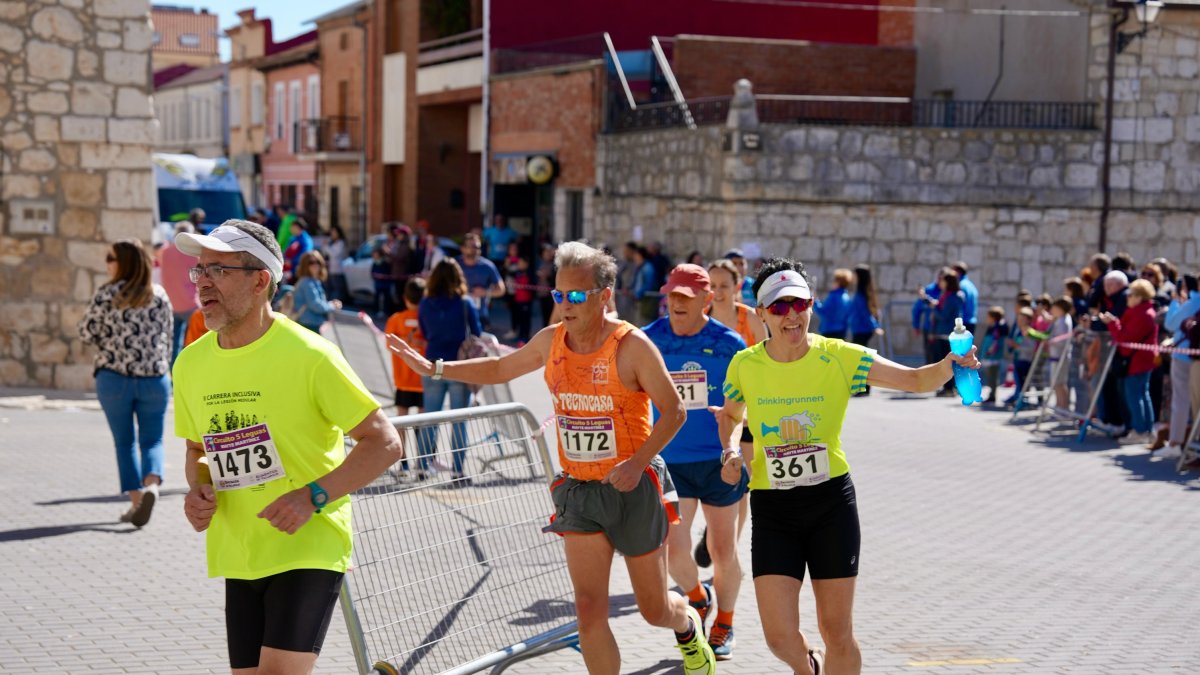 Un momento de la carrera de las Cinco Leguas a su paso por Villanubla.