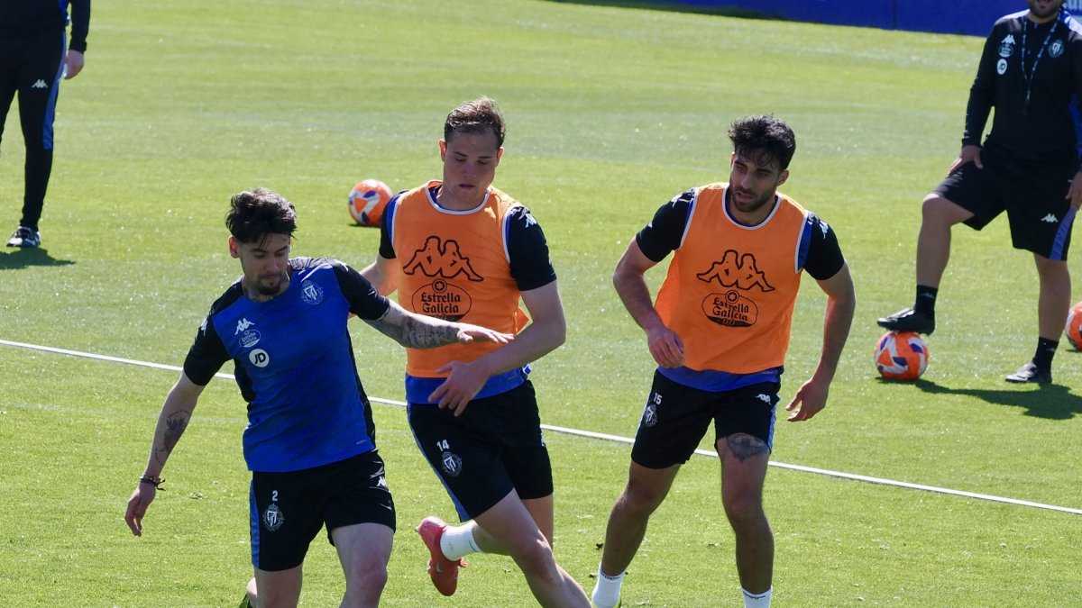 Luis Pérez se dispone a chutar ante la presión de Latasa y la mirada de Cömert.