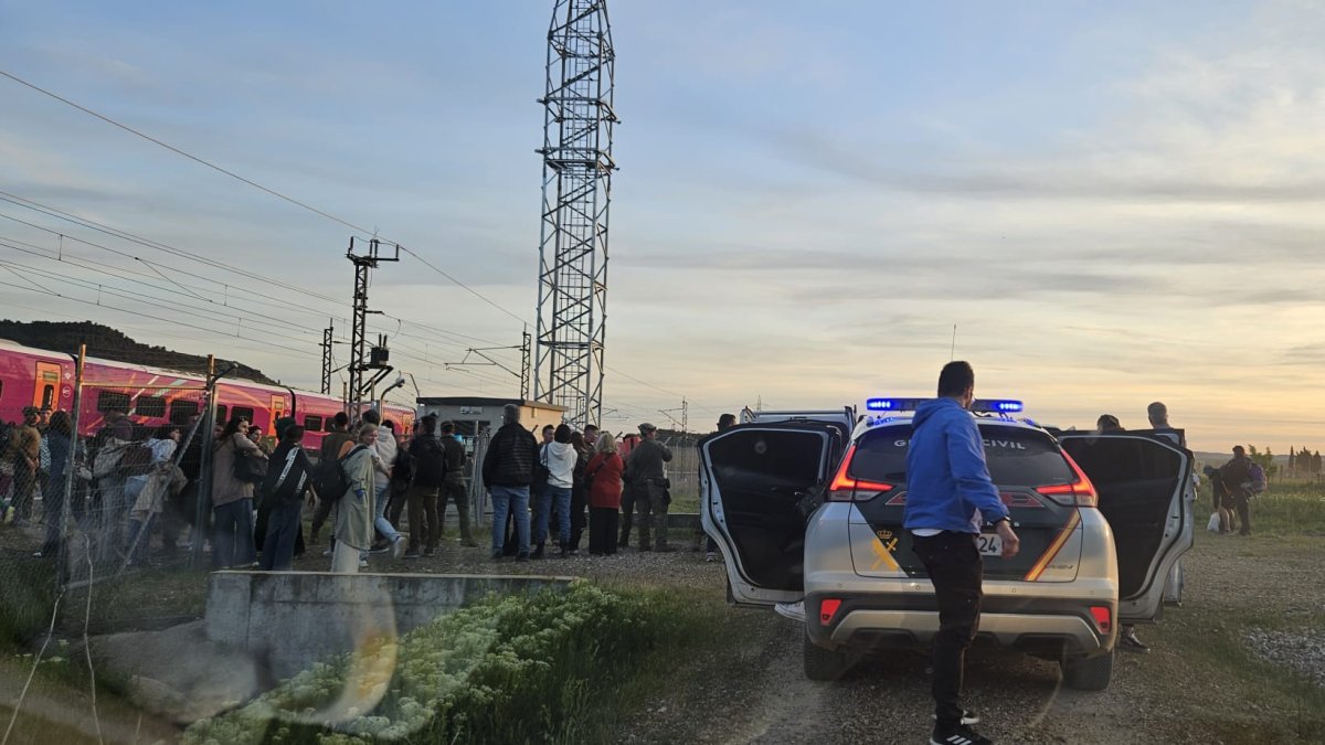La Guardia Civil, Protección y el Ejército rescatan a 380 pasajeros en Cabezón en Valladolid.