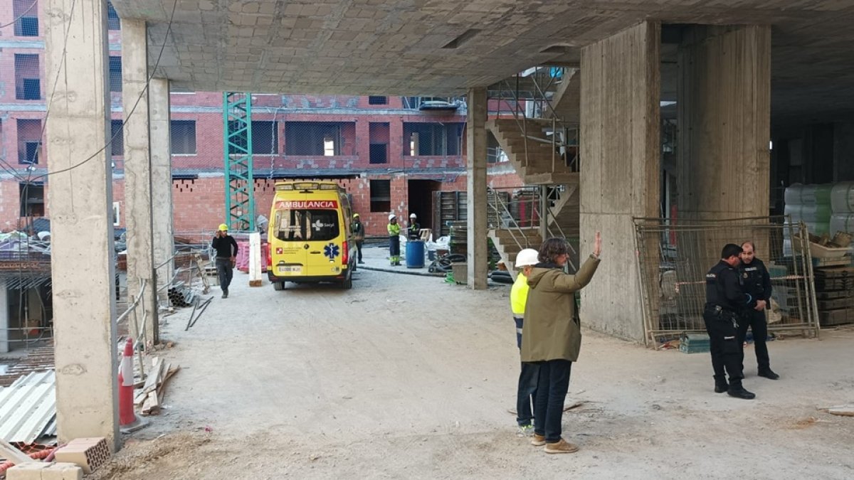 Ambulancia y efectivos policiales en las obras.