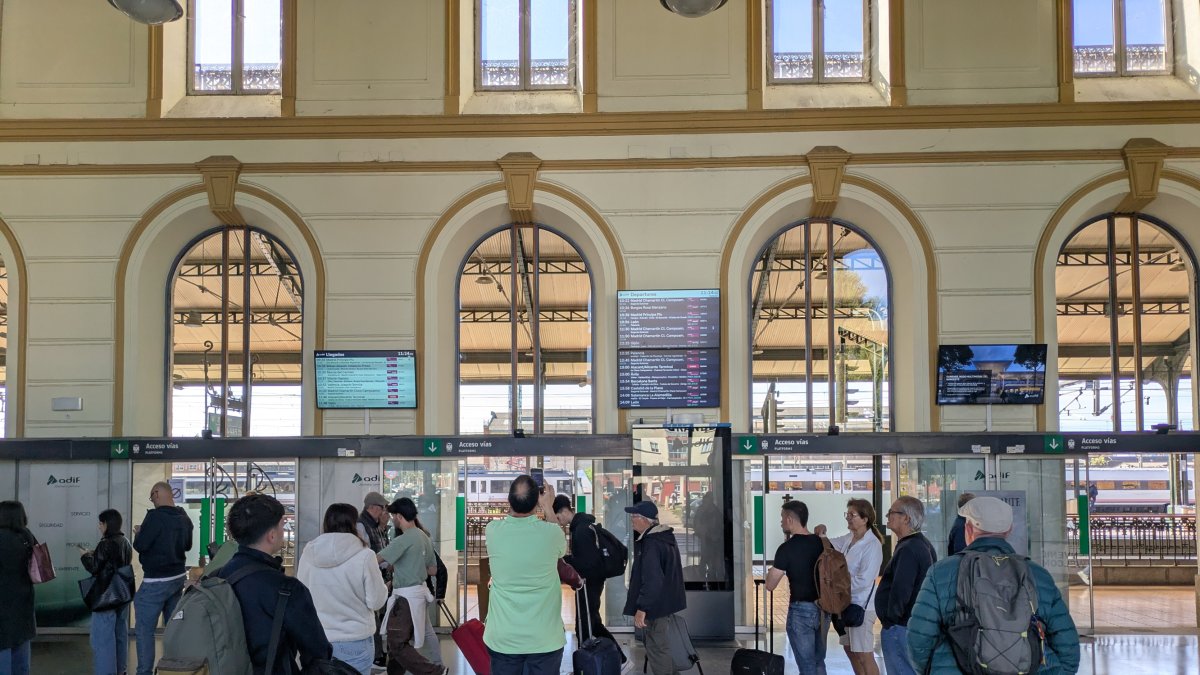 Gente esperando en la estación de tren de Valladolid.