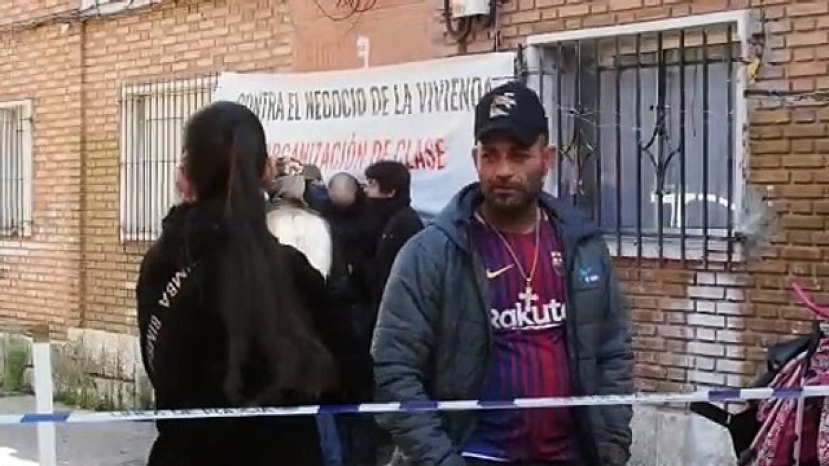 Paralizan el desahucio de una familia con cinco hijos en Las Viudas