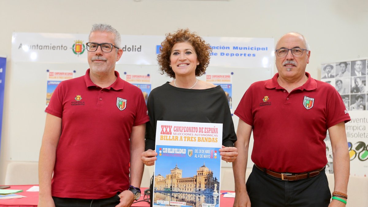 Representantes del Club Billar Valladolid junto a Mayte Martínez en la presentación del evento.