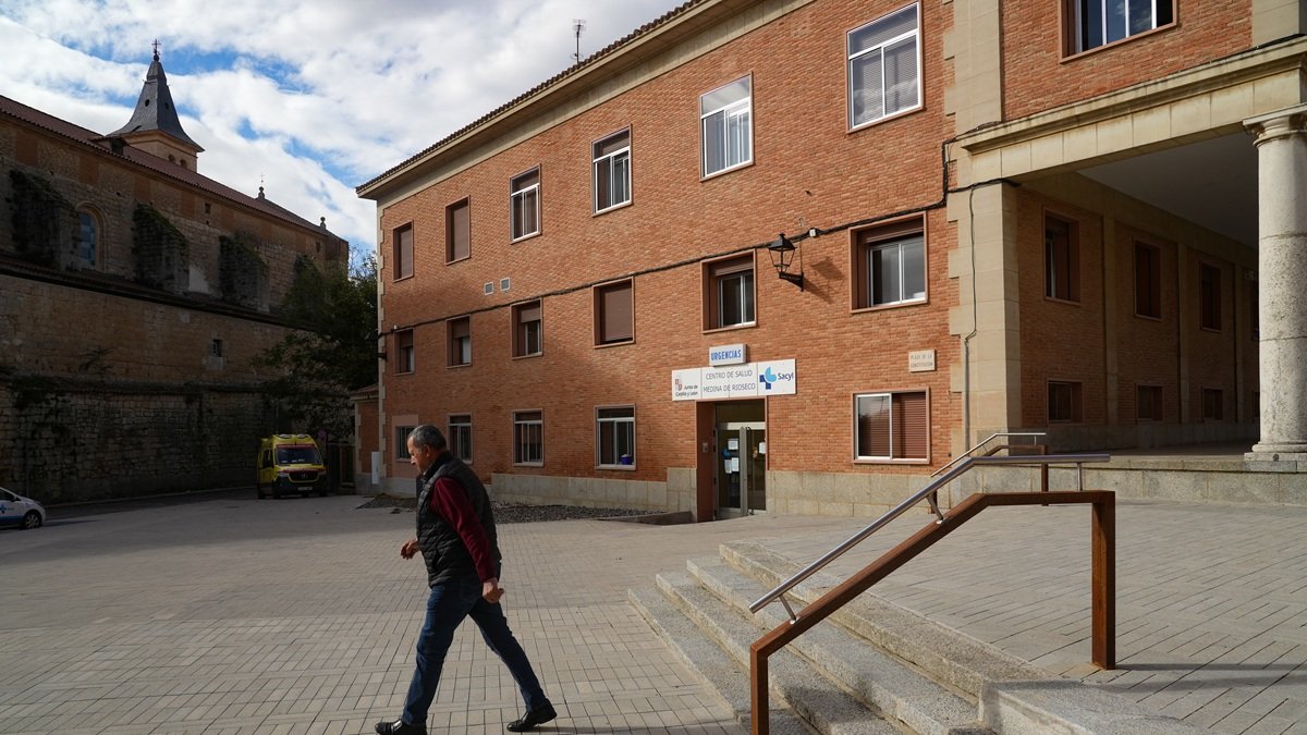 Un ciudadano junto al acceso de urgencias del centro de salud de Rioseco, en una imagen de archivo.