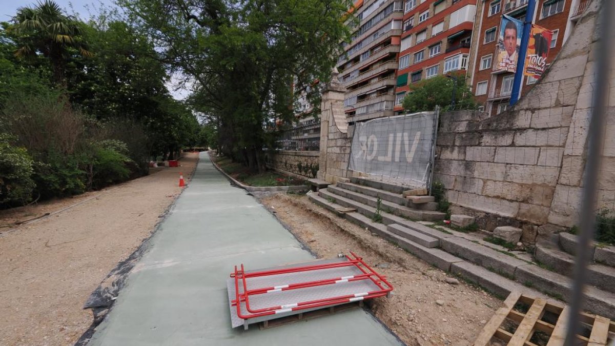 Tramo del nuevo carril bici que transcurre entre el puente de Poniente y el de Isabel la Católica