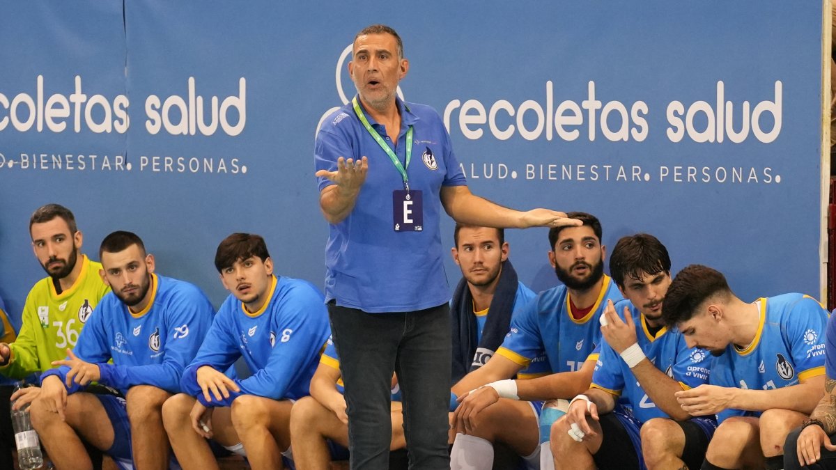 David Pisonero, en el banquillo en un partido de la presente temporada.