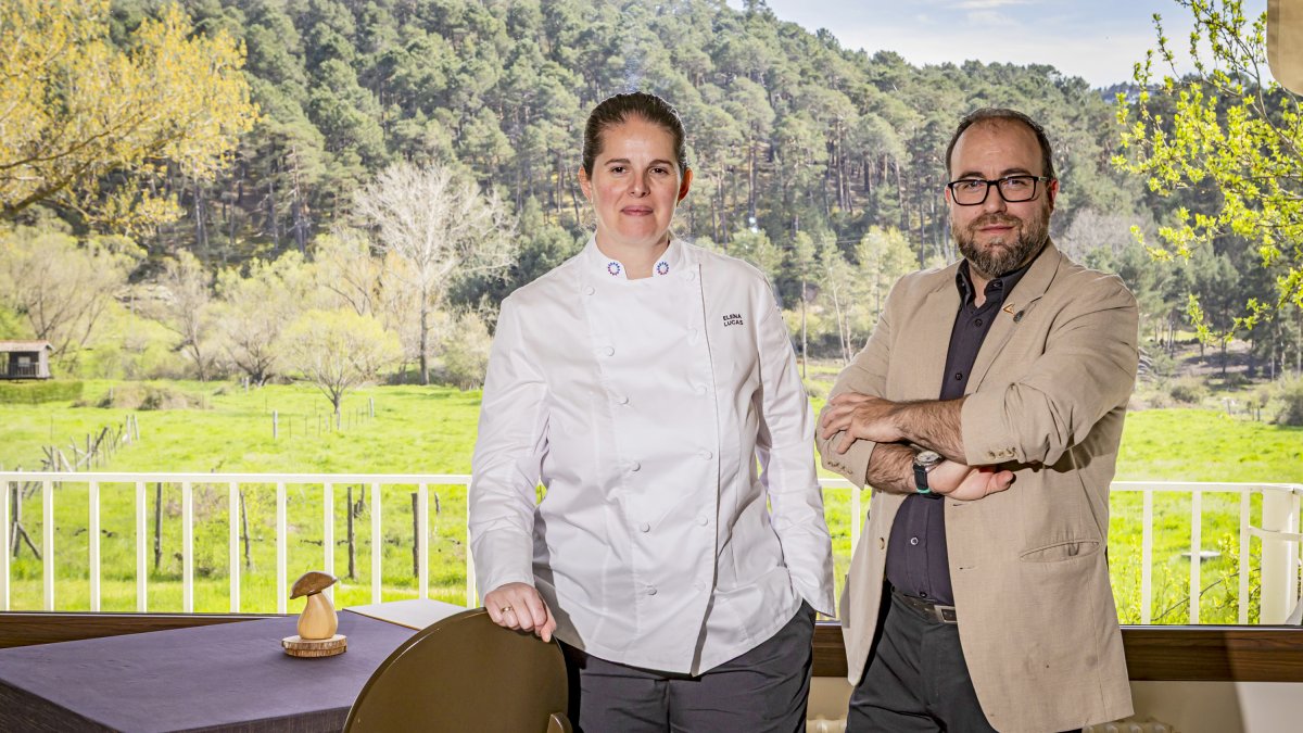 Elena y Diego posan en el comedor, donde las vistas refuerzan la implicación con la tierra de la pareja que plasma en un menú degustación siempre sorprendente