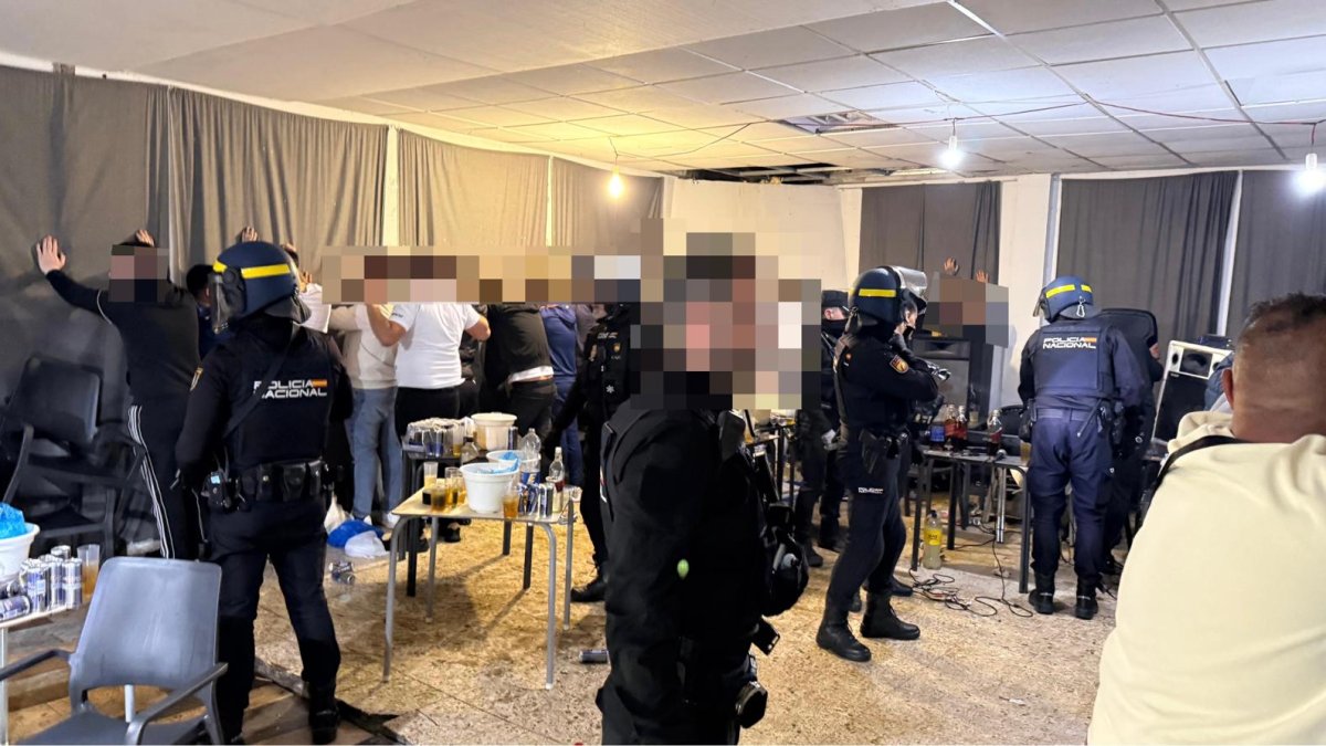 Momento del desalojo de la fiesta clandestina en Valladolid.