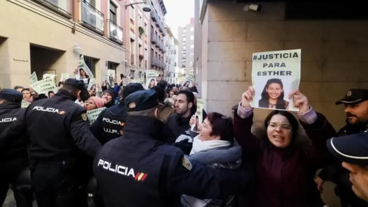 Protesta de allegados de Esther López en los juzgados en una de las declaraciones del investigado Óscar S.M.